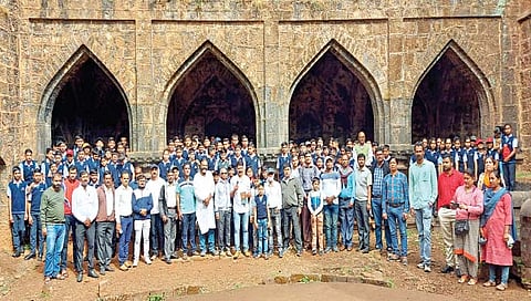 पन्हाळगडाच्या अपरिचित इतिहासाने विद्यार्थी भारावले…