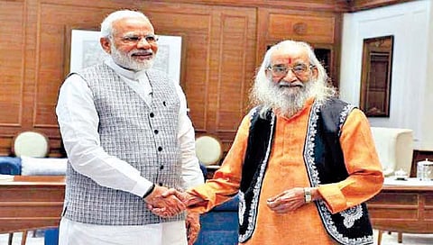 पंतप्रधान नरेंद्र मोदी यांच्यासमवेत शिवशाहीर बाबासाहेब पुरंदरे.