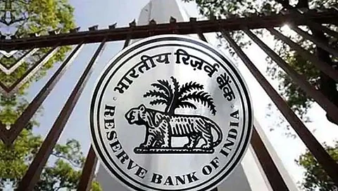 RBI चे ३ सहकारी बँकांवर निर्बंध! पैसे काढण्यावरही मर्यादा, महाराष्ट्रातील २ बॅंकांचा समावेश