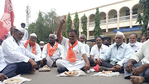 विट्यात ऊस उत्पादक शेतकऱ्यांनी साजरी केली काळी दिवाळी