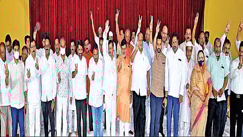 कोल्हापूर : महाविकास आघाडीतर्फे आयोजित बैठकीत विजयी खूण दाखवताना पालकमंत्री सतेज पाटील, मंत्री उदय सामंत, हसन मुश्रीफ, राजेंद्र पाटील-यड्रावकर यांच्यासह आ. ऋतुराज पाटील, आ. पी. एन. पाटील, खा. धैर्यशील माने, खा. संजय मंडलिक, आ. राजेश पाटील, माजी खासदार निवेदिता माने, राजू शेट्टी, आ. चंद्रकांत जाधव, डॉ. संजय डी. पाटील आदी. (छाया : पप्पू अत्तार)