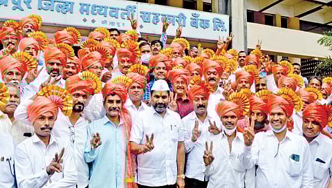 कोल्हापूर : जिल्हा बँक निवडणुकीत सोमवारी फेटे बांधलेल्या 46 मतदारांसह पालकमंत्री सतेज पाटील यांनी उमेदवारी अर्ज दाखल केला. (छाया : पप्पू अत्तार)