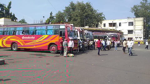पुण्यातून सुटल्या खासगी ठेकेदाराच्या शिवशाही, शिवनेरी बसेस