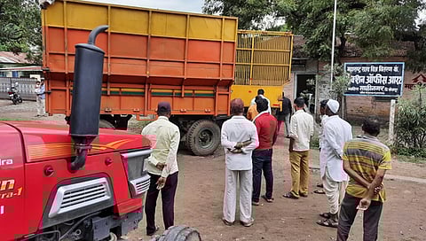 Solapur/Malinagar : पिन निघाल्याने ट्रॅक्टरची ट्रॉली थेट पोलीस चौकीत; मोठा अनर्थ टळला