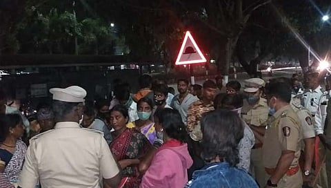 बारामती : पोलीसांच्या भीतीने नदीत उडी, संतप्त जमावाचा उपमुख्यमंत्र्याच्या निवासस्थानाबाहेर ठिय्या