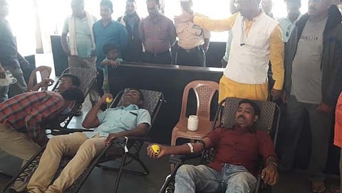 st employees strike: संपावर असतानाही एसटी कर्मचाऱ्यांनी केले रक्तदान