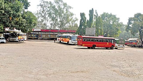 एसटी : ‘लालपरी’ला ब्रेक! एसटीच्या सर्व बसेस आगारांत ‘लॉक’