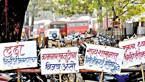 कोल्हापूर : मध्यवर्ती बसस्थानकाच्या आवारात आंदोलनस्थळी मागण्यांचे फलक असे लावण्यात आले होते.