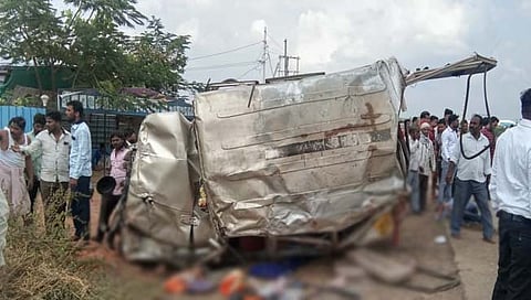 सोलापूर : अक्कलकोटहून परतताना काळाचा घाला, जीपचा टायर फुटून भीषण अपघात; ४ जण ठार