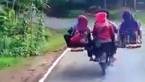 देसी जुगाड… बाईक वर बसवली नऊ माणसं!