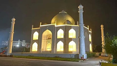 मध्यप्रदेशच्या ‘या’ शिक्षकाने चक्क पत्नीसाठी बनवला ताजमहल