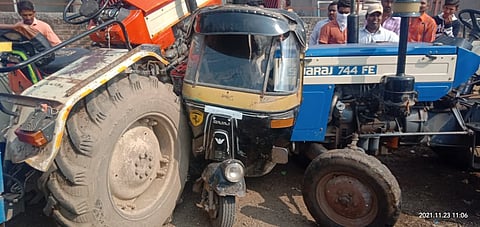 अवैद्य वाळू उत्खनन : जळगावात वाळूच्या भरधाव ट्रॅक्टरची रिक्षाला धडक