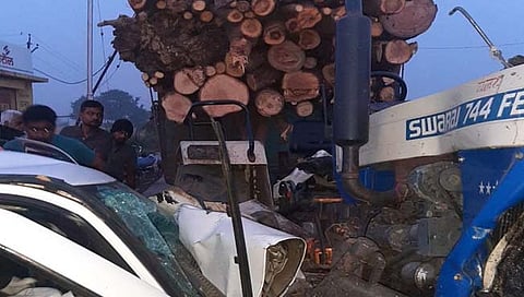 जळगावात ट्रॅक्टरची कारला धडक, कारचालकासह महिला ठार