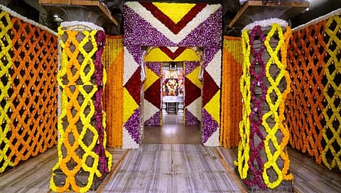 कार्तिकी एकादशी : विठ्ठल मंदिरात ५ टन फुलांची आकर्षक सजावट
