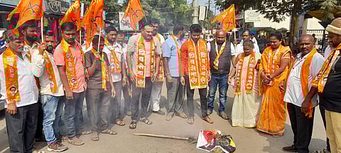 कुरुंदवाड : कन्नड वेदिका संघटनेच्या प्रतीकात्मक पुतळ्याचे दहन करून निषेध