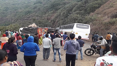 गगनबावडा : करूळ घाटात ट्रक आणि मिनीबसमध्ये भीषण अपघात, १३ महिला जखमी