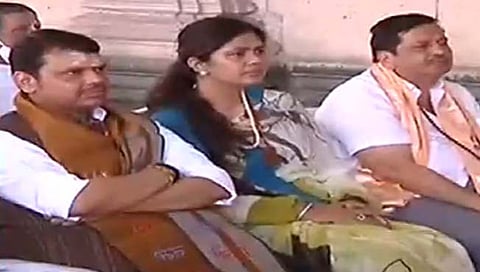 देवेंद्र फडणवीस आणि पंकजा मुंडे एकाच मंचावर