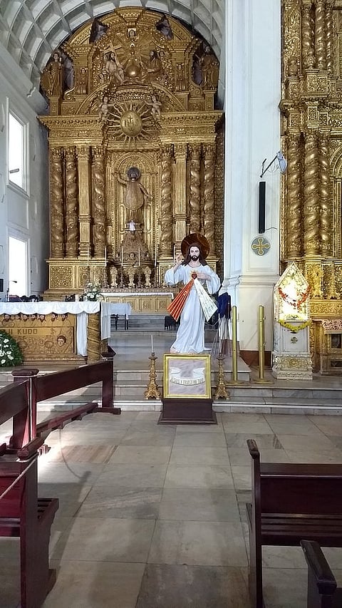 मदर मेरी चर्च चर्चबाहेर असणाऱ्या क्रॉसजवळ प्रार्थना करण्याचे आहे विशेष कारण…