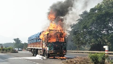 मुंबई-अहमदाबाद महामार्गावर ट्रकने अचानक घेतला पेट