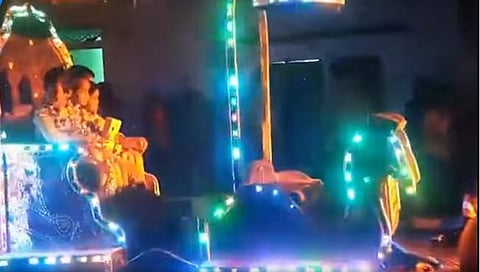 चहावाल्या बापाची सोशल मीडियावर हवा.. मुलीला घेतलेल्या मोबाईलची काढली मिरवणूक