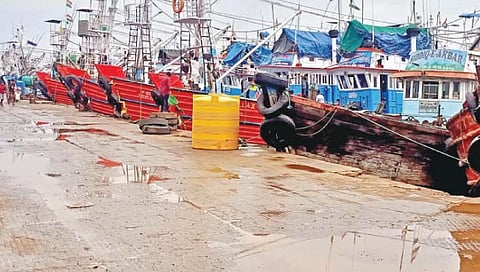 रत्नागिरीत 3 हजार 77 नौकाही बंदरांमध्येच उभ्या