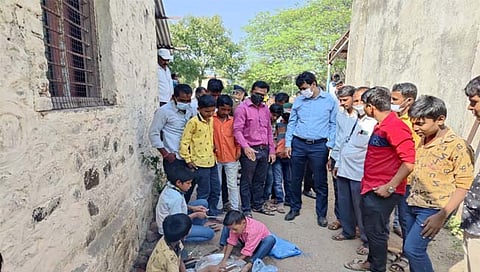 कुलाळवाडी जिल्हा परिषद शाळेत विद्यार्थ्यांना मार्गदर्शन करताना जिल्हाधिकारी अभिजित चौधरी.