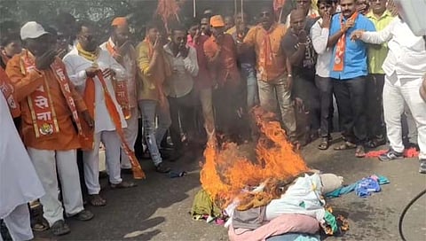 कर्नाटक सीमेवर शिवसेनेचे जोरदार आंदोलन, कर्नाटक मुख्यमंत्र्यांच्या पुतळ्याचे आणि ध्वजाचे दहन