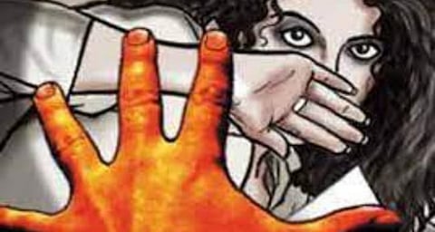 नोकरीच्या मोबदल्यात शिक्षिकेचे लैंगिक शोषण; तरुणाने वारंवार केला बलात्कार