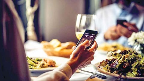 आपण खादाड आहात का?, हे एक मानसिक आजाराचे लक्षण असू शकतं, असा करा ओव्हर इटिंगपासून बचाव!