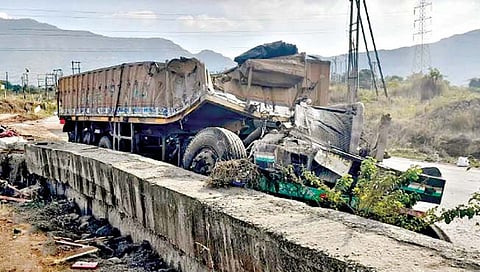 संरक्षक कठड्याला ट्रक धडकल्याने केबिनचा असा चक्काचूर झाला होता.