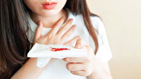 खोकल्याबरोबर रक्त येणे हे अनेक आजारांचे प्राथमिक लक्षण