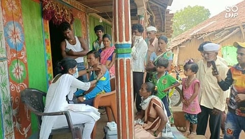 ‘ठाणे झेडपी’च्या आरोग्य पथकाची अनोखी कहाणी; १६ कि.मी चा पायी प्रवास करत लसीकरण