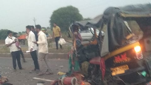 सोलापूर- विजयपूर महामार्गावर भीषण अपघातात एका महिलेचा मृत्यू ; १४ जण जखमी