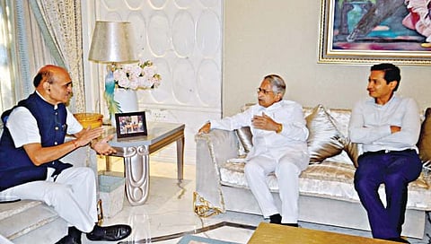 आर्थिक प्रश्नांचा पाठपुरावा करू : ना. कराड यांची डॉ. प्रतापसिंह जाधव यांना ग्वाही