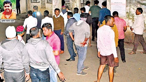 कोल्हापूर : गव्याच्या धडकेत गंभीर झालेल्या स्वरूपला सीपीआरमध्ये आणल्यानंतर रुग्णालयात झालेली ग्रामस्थांची गर्दी.