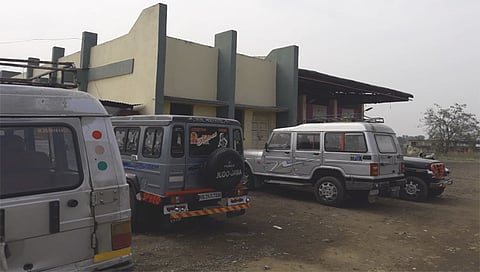 हिंगोली बसस्थानकामधील एसटी बसेसच्या जागा व्यापली खासगी वाहनांनी