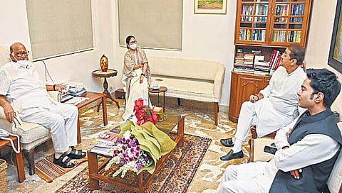 ममता बॅनर्जी : काँग्रेसला वगळून ममतांच्या मुंबईत राजकीय भेटीगाठी