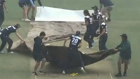 खराब हवामानात मैदान वाचवण्यासाठी महिला खेळाडू आल्या धावून, व्हिडिओ व्हायरल