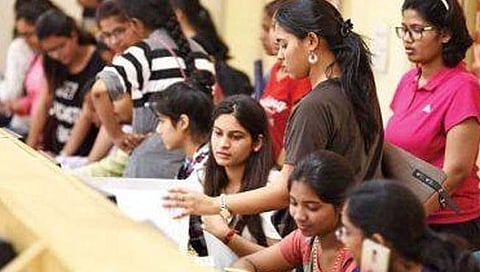 Caste Validity Certificate : राजकारण्यांना सवलत, विद्यार्थ्यांना सक्ती