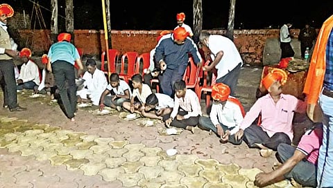 अरे बापरे..! स्मशानभूमीत जेवण आणि सॅलड पार्टी