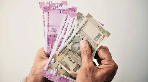 ‘आयकर’च्या भीतीने पावणेदोन कोटी उकळले