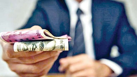 मित्र किंवा नातेवाईकांना उसने पैसे देताना…या गोष्टी लक्षात ठेवा