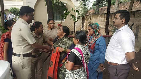 जयसिंगपूर : ‘मोक्या’तील संशयिताच्या कुंटूबाचा पोलिस ठाण्यासमोर गोंधळ