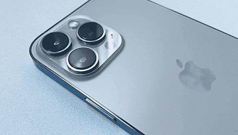 iphone 15: आयफोन १५ ला नसणार सीम स्लॉट, डबल ‘ई’ सीमची असेल सुविधा
