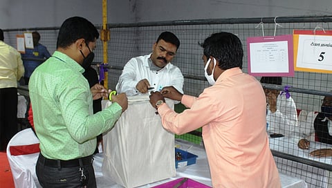 अकोला विधानपरिषद निवडणूक : “कोण जिंकणार” याकडे सर्वांचे लक्ष, मतमोजणीला सुरुवात