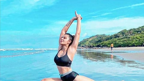 Aashka Goradia : आशका गोराडियाने समुद्रात असा केला योगा की…