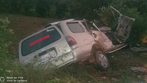 आजरा : ट्रॅव्हल्सची तवेराला धडक, आजरा येथील देवर्डेचे १० जण जखमी