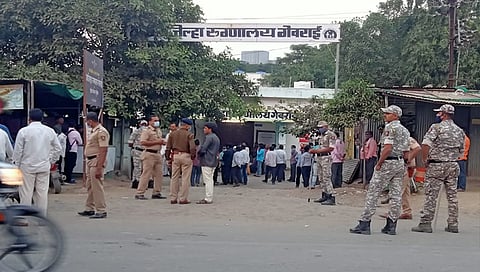 बीड : अवैध वाळूची तस्करी करणाऱ्या ट्रॅक्टरच्या धडकेत एकाचा मृत्यू; प्रेत ताब्यात घेण्यास ग्रामस्थांचा नकार