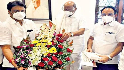 सातारा जिल्हा मध्यवर्ती बँकेचे चेअरमनपद स्वीकारल्यानंतर मुंबईत खा. शरद पवार यांचे आभार मानताना आ. मकरंद पाटील व नितीन पाटील.