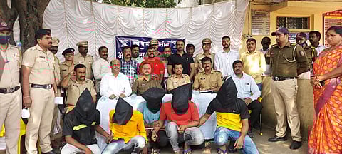 आळेफाटा येथील दरोड्यातील सहभागाप्रकरणी अटक करण्यात आलेल्या आरोपींसह पोलिस